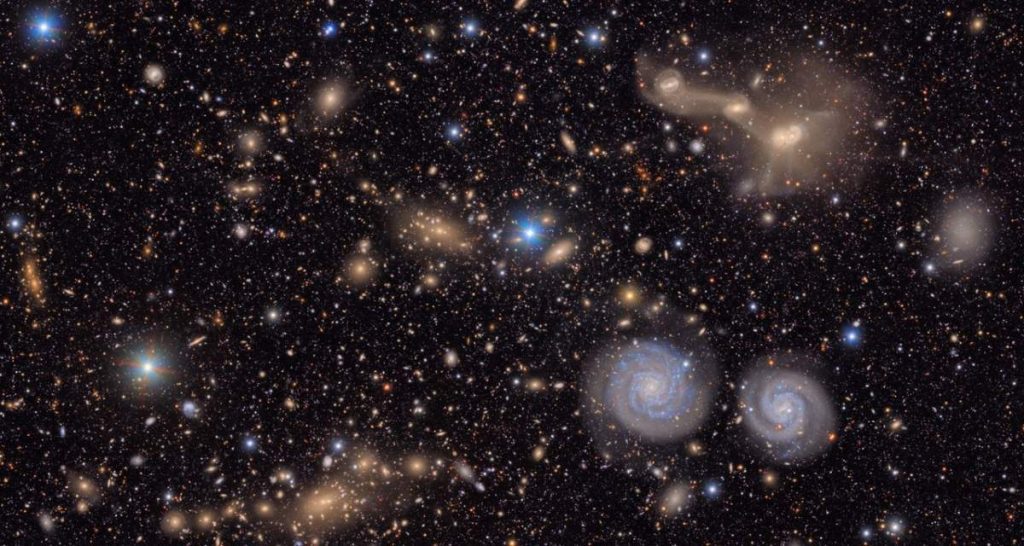 Esta imagen capta una pequeña sección de la vista del Cúmulo de Virgo desde el Observatorio Vera C. Rubin de NSF-DOE, ofreciendo una vívida visión de la variedad que existe en el cosmos. Son visibles dos galaxias espirales prominentes, tres galaxias en fusión, grupos de galaxias cercanas y lejanas, estrellas dentro de nuestra Vía Láctea y mucho más. Crédito: NSF–DOE Vera C. Rubin Observatory