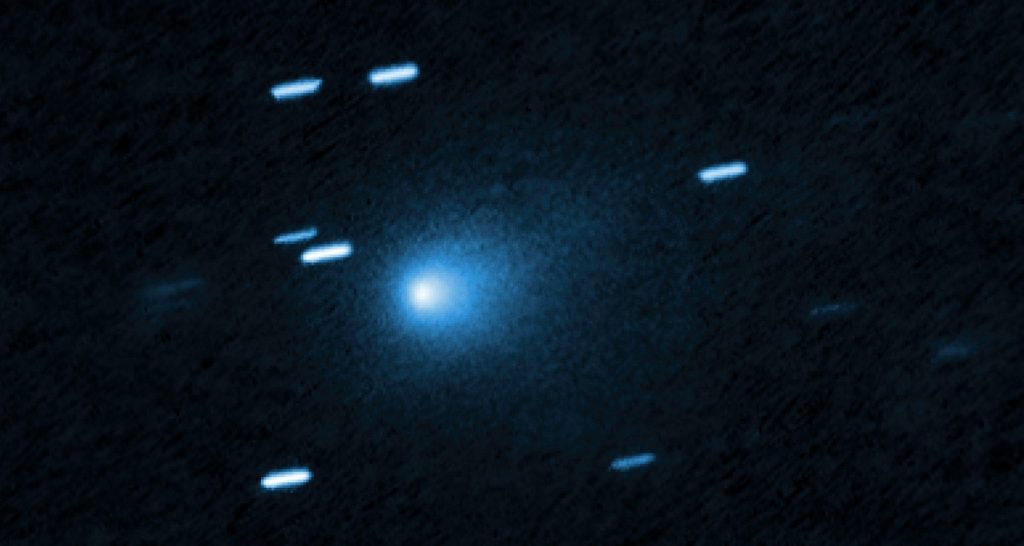 Esta es una imagen del cometa interestelar 3I/ATLAS tomada por el telescopio espacial Hubble. El Hubble fotografió el cometa el 21 de julio de 2025, a 365 millones de kilómetros de la Tierra. El Hubble muestra que el cometa tiene una cápsula de polvo en forma de lágrima que se desprende de su núcleo sólido y helado. Dado que el Hubble seguía la trayectoria hiperbólica del cometa, las estrellas estacionarias de fondo aparecen estriadas en la exposición.