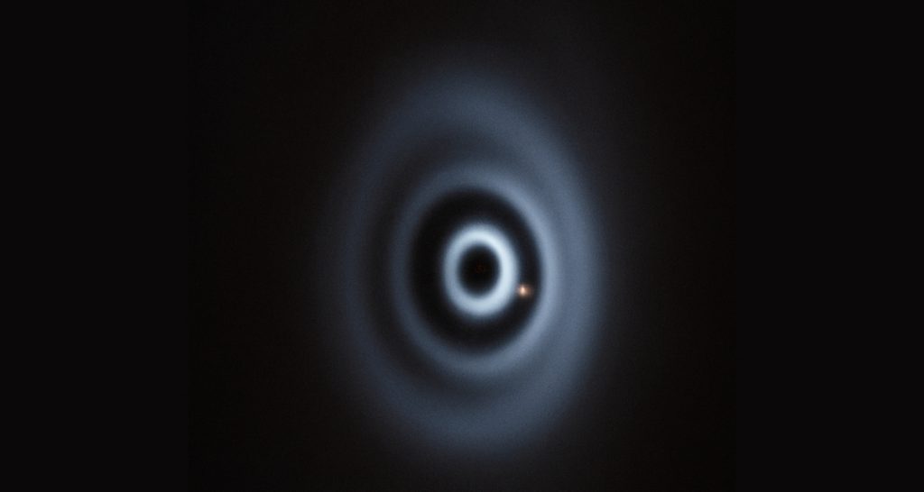 Imagen del exoplaneta WISPIT 2 b en un disco con múltiples anillos.