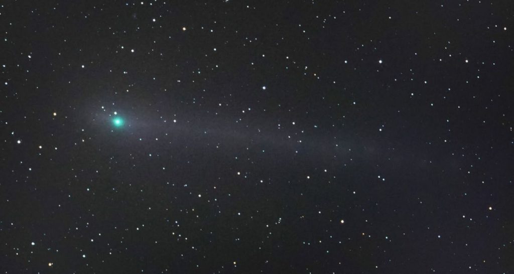 En la fotografía —realizada con un equipo de alto nivel y una exposición única de 120 segundos— se aprecia claramente su tonalidad verdosa y una cola que comienza a desplegarse con fuerza. Este objeto no pertenece a nuestro vecindario cósmico: procede del espacio interestelar y, como ocurrió con ‘Oumuamua y 2I/Borisov, nos ofrece una oportunidad extraordinaria para estudiar material que se formó alrededor de otras estrellas.
📸 Datos del autor:
— “It’s moving fast.”
— Capturado con Vixen R200SS, f/3, recorte equivalente a 1200 mm
— Cámara Fujifilm GFX100S a ISO 8000
— Montura Takahashi EM-10B con seguimiento
— 24 de noviembre de 2025, 19:28 UT, Kunigami, Okinawa
Cada nueva imagen de 3I/ATLAS nos recuerda lo dinámico y sorprendente que es el cosmos. Quién sabe cuándo volveremos a ver un visitante interestelar tan brillante.