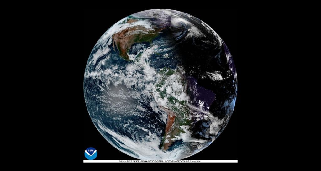 Imagen de la Tierra en color verdadero durante el día, infrarrojo por la noche. Realizada el 4 de noviembre de 2025 a las 21:10 UTC. Crédito: NOAA/STAR