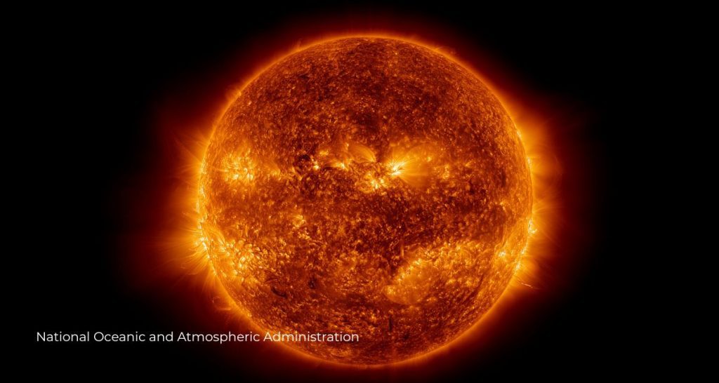 La NOAA ha emitido una alerta por tormenta geomagnética fuerte (G3) para los días 7 y 8 de noviembre, tras detectar dos eyecciones de masa coronal del Sol. Estos eventos podrían afectar sistemas tecnológicos y ofrecer espectaculares auroras visibles en latitudes medias.
