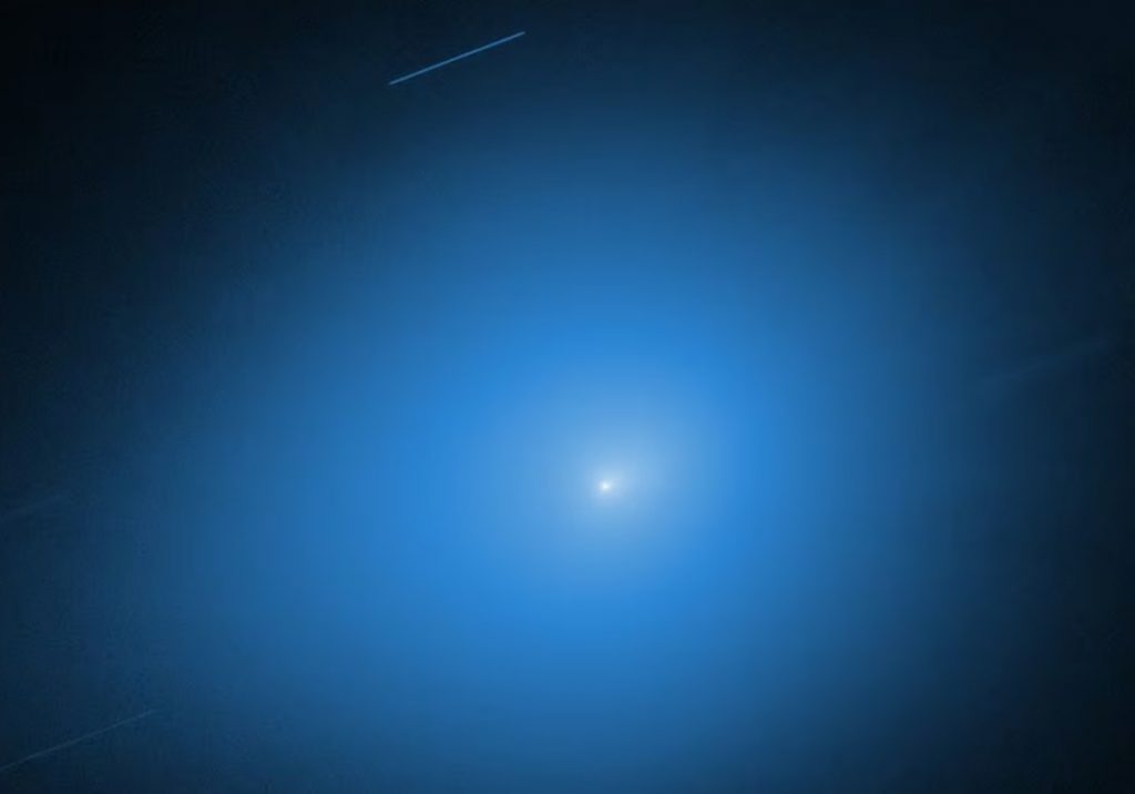 Cada objeto interestelar que visita nuestro vecindario cósmico es una oportunidad extraordinaria. 3I/ATLAS no solo aporta datos inéditos gracias a observaciones muy tempranas (algunas obtenidas apenas 12 horas tras su anuncio), sino que además permite comparar directamente los procesos que moldean los pequeños cuerpos planetarios dentro y fuera del Sistema Solar.