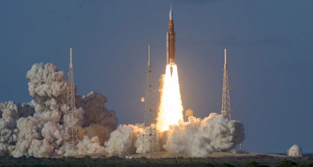 Cohete SLS Artemis II despega desde el Complejo de Lanzamiento 39B del Centro Espacial Kennedy en Florida a las 6:35 pm EDT (00:35 del 2 abril hora peninsular española).