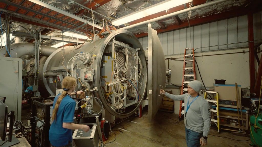El prototipo de propulsor está alojado en las instalaciones de vacío para propulsores metálicos condensables (CoMeT) ​​del JPL, un activo nacional único diseñado para probar de forma segura propulsores que utilizan propulsores de vapor metálico como parte de posibles sistemas de propulsión eléctrica de clase megavatio.Crédito: NASA/JPL-Caltech