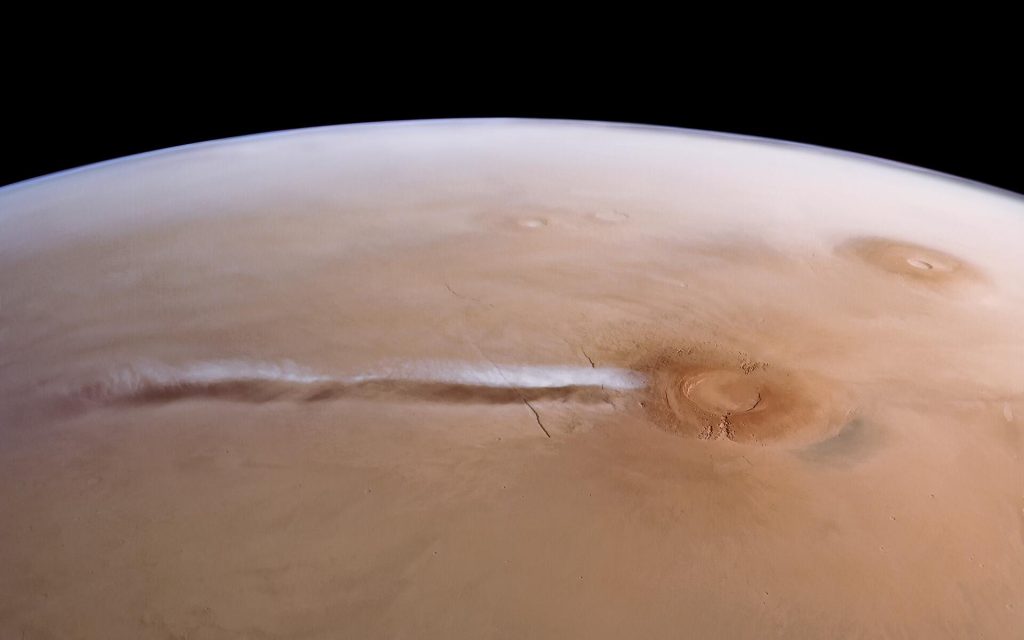 La nube alargada de Arsia Mons, fotografiada por la misión Mars Express. Esta estructura de hielo puede alcanzar los 1.800 kilómetros de longitud durante determinadas épocas del año marciano. Crédito: ESA/DLR/FU Berlin